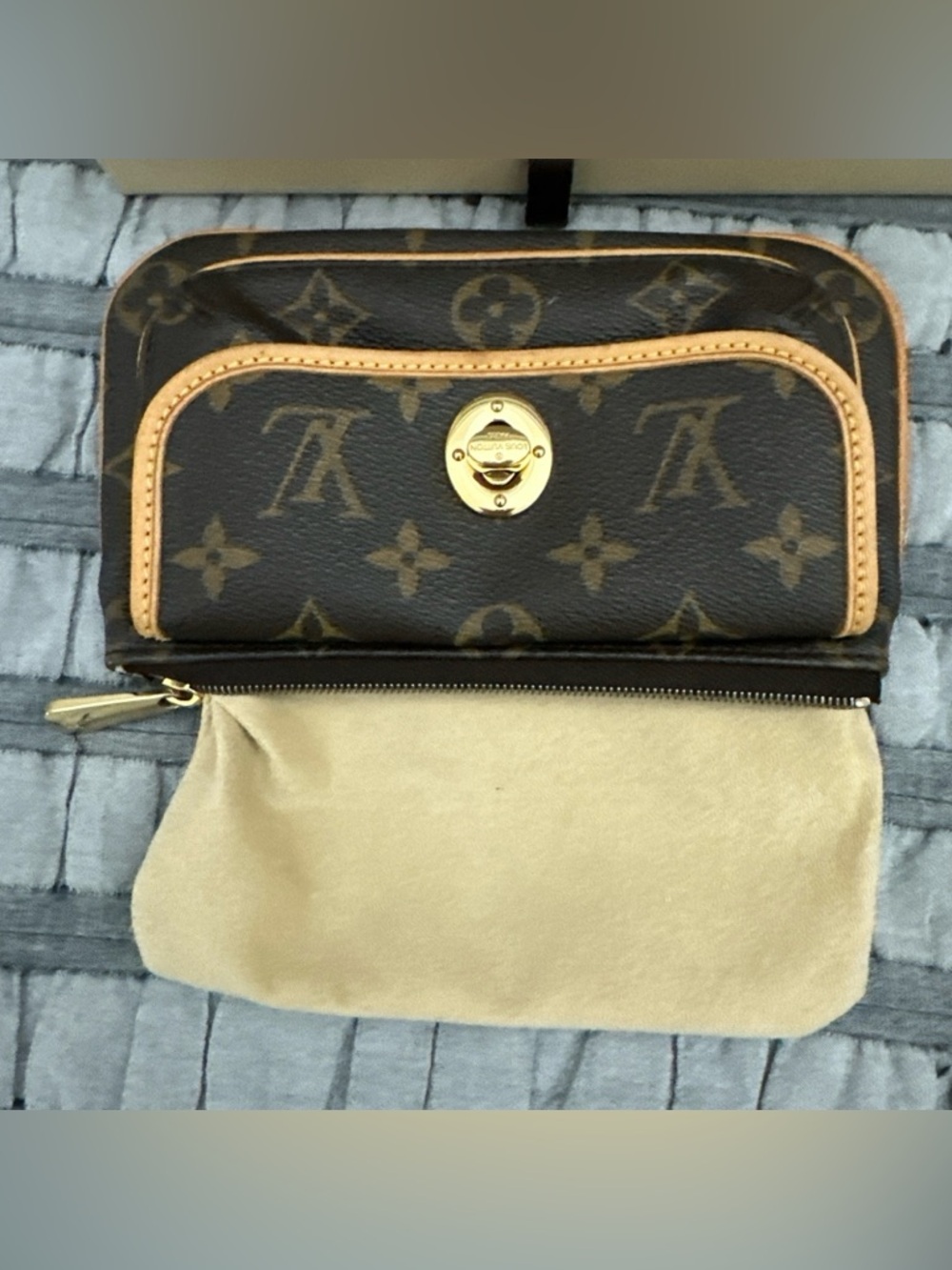 Louis Vuitton Tikal Pochete~100%AUTH
Dust Bag~Box&GENERIC Leather Strap Included - Picture 10 of 16